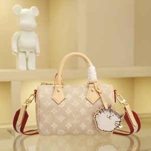 This Speedy 20 Bandoulière bag features Meowgram canvas, making its debut in the LV Travels With Grace Coddington collection created in collaboration with the brand and Vogue's former creative director. Adorable cat-shaped charms and leather handles add rich detailing, while metal hardware like the padlock further enhance its refined touch.13.5 x 12 x 20.5 cm (Height x Width x Length)